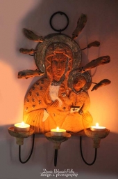 CZARNA MADONNA W POŚWIACIE ŚWIEC Z PTAKAMI