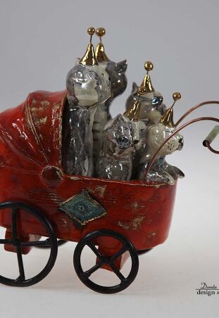 WÓZEK CZERWONY Z KOCIĄ RODZINĄ