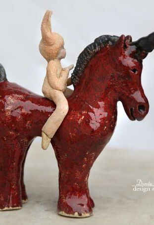 JEDNOROŻEC GASNĄCY Z KRÓLIKIEM