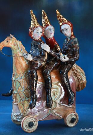 TRZEJ KARNAWAŁOWI MUSZKIETEROWIE NA RYFLOWANYM KONIU