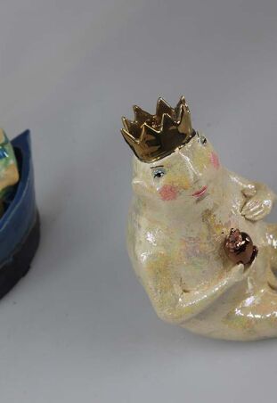 KRÓL JEST NAGI Z MIEDZIANYM JABŁKIEM