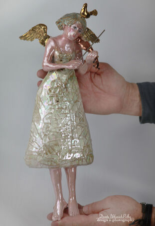 ANIOŁ  Z PTAKIEM W MUZYCZNYM UNIESIENIU