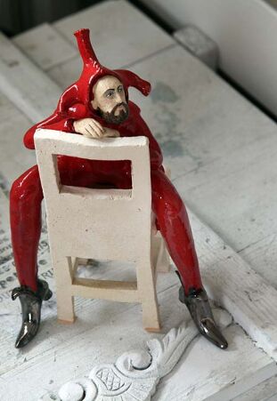 STAŃCZYK W POZIE 3/4 NA KRZEŚLE