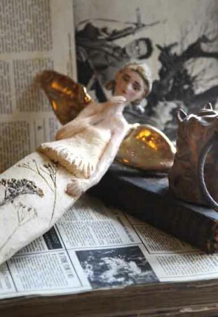 ZŁOTOSKRZYDŁY Z PORCELANOWĄ TWARZĄ