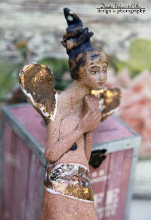 ANIOŁ BOSONOGI W ZŁOTYMI SKRZYDŁAMI