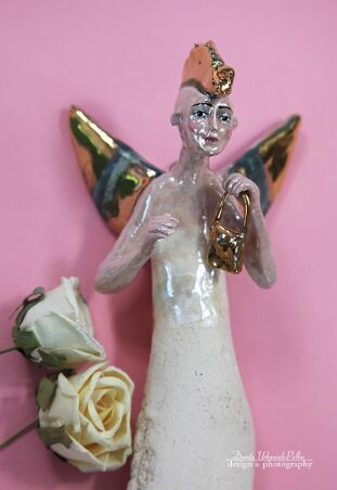 ANIOŁ TURMALINOWY ZE ZŁOTĄ TOREBKĄ