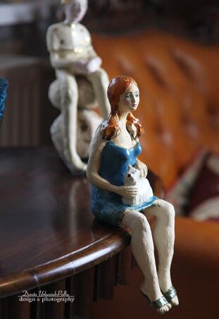 RUDA W NIEBIESKIEJ SUKIENCE Z BIAŁYM WESTEM