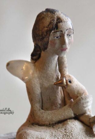 ANIOŁ NA KOSTCE RAKU Z PTASZKIEM