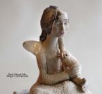 ANIOŁ NA KOSTCE RAKU Z PTASZKIEM