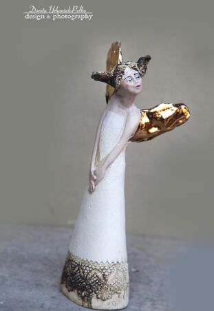 ZŁOTOSKRZYDŁY Z PORCELANOWĄ TWARZĄ
