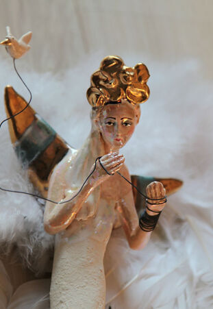 ANIOŁ TURMALINOWY Z MAŁYM PTAKIEM NA LINCE