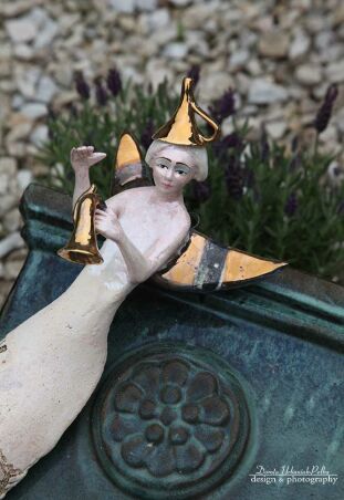 ANIOŁ TURMALINOWY Z ZŁOTĄ TRĄBKĄ