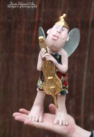 ANIOŁ WIOLONCZELISTA W SKRZYDŁACH PRZEŻROCZYSTYCH