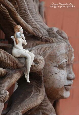 DZIEWCZYNA Z BIAŁĄ MUSZLĄ 