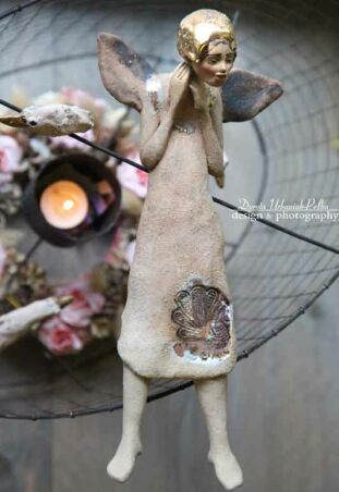 ANIOŁ BOSONOGI ZE ZŁOTYMI WŁOSAMI