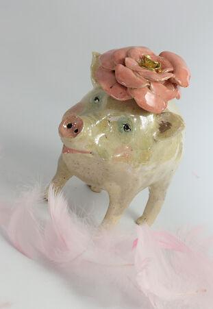 ŚWINKA Z Z RÓŻĄ W KOLORZE PUDROWEGO RÓŻU