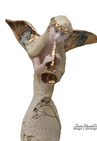 ANIOŁ TURMALINOWY ZE ZŁOTĄ TRĄBKĄ