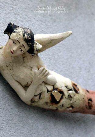 ANIOŁ SZAMOTOWY ZE ZŁOTĄ KOSTKĄ