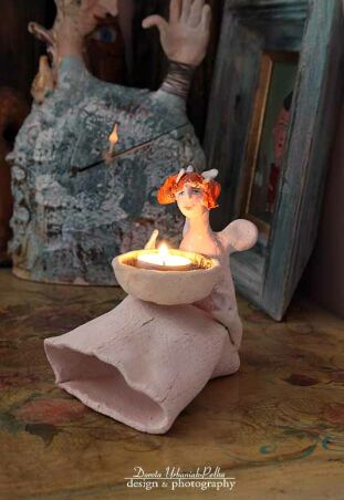 ANIOŁ Z BIAŁYMI KOKARDAMI