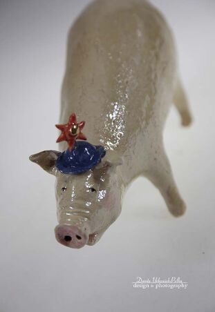 ŚWINKA W TYPIE SPOKOJNEJ ELEGANTKI Z DZYNDZLEM PRZY KAPELUSZU