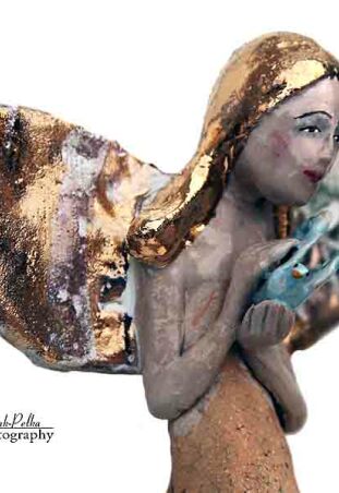 ANIOŁ O SKRZYDŁACH TURMALINOWYCH Z NIEBIESKIM PTAKIEM 