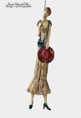 KOBIETA Z KAPELUSZEM RUMIENI SIĘ SŁODKO