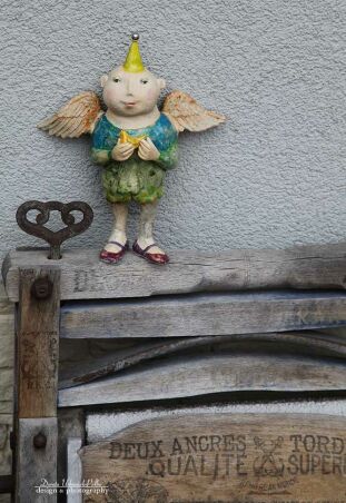 ANIOŁ  Z PEŁNYMI  RĘKAMI