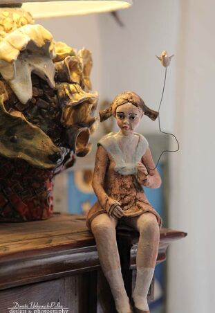 DZIEWCZYNA  Z  PTAKIEM