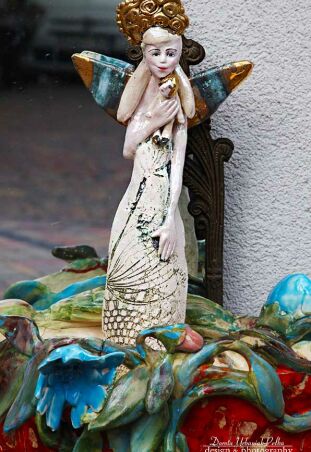 ANIOŁ TURMALINOWY W WIANKU Z DZIECKIEM