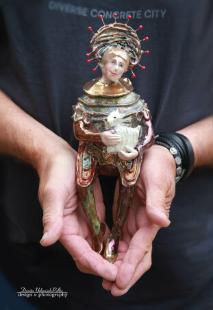 EKSCENTRYCZNY Z BIAŁYM PSEM