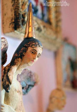 LUSTROWY ANIOŁ ZE ZŁOTYM ROŻKIEM