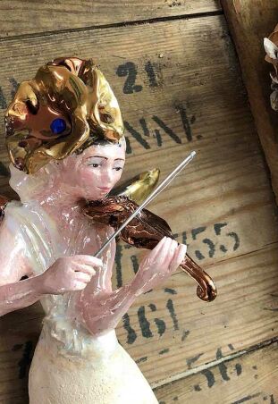 ANIOŁ  TURMALINOWY Z  MIEDZIANYMI SKRZYPCAMI