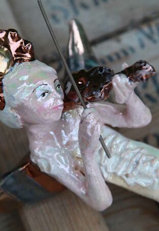 ANIOŁ  TURMALINOWY ZE MIEDZIANYMI SKRZYPCAMI