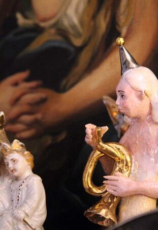 ANIOŁ  TURMALINOWY ZE ZŁOTĄ TRĄBKĄ