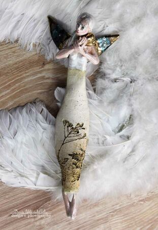 ANIOŁ  ŚWIECZNIK TURMALINOWY ZE ZŁOTYM SERDUSZKIEM