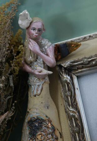 ANIOŁ  TURMALINOWY  Z PTAKIEM W GARŚCI