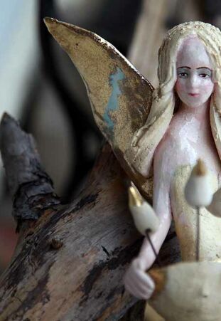 ANIOŁ TURMALINOWY KARMIĄCY PTAKI