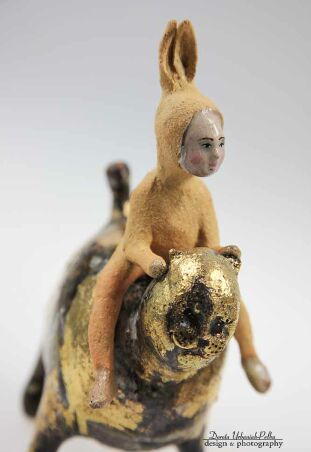 KRÓLIK NA KOCIE WIERZCHEM JEDZIE