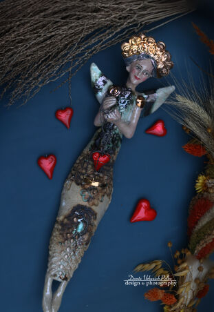 ANIOŁ TURMALINOWY Z CZERWONYM. TRZEPOCZĄCYM SERCEM