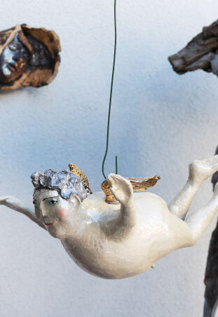 ANIOŁ, KTÓRY CHCIAŁ ROZPROSTOWAĆ ZAKURZONE SKRZYDŁA