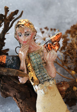 ZŁOTOWŁOSY ANIOŁ Z MIEDZIANYM SERCEM