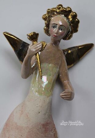 ANIOŁ TURMALINOWY ZE ZŁOTYM KWIATEM