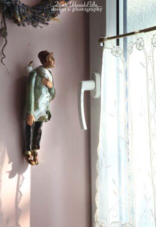 ANIOŁ Z PTASZKIEM W PŁASZCZYKU W KOLORZE BUTELKI