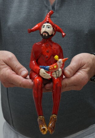 STAŃCZYK CHŁOPIEC WENECKI W CZERWIENI Z PTAKIEM