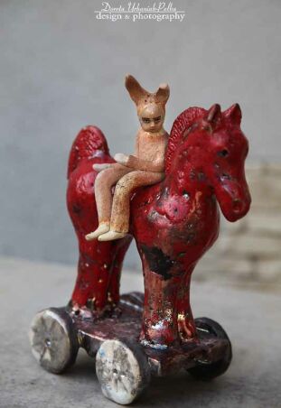 KONIK BA KOŁACH   Z KRÓLIKIEM