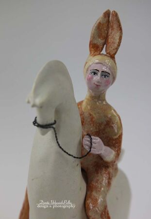 KRÓLIK NA ŚMIETANKOWYM KONIU