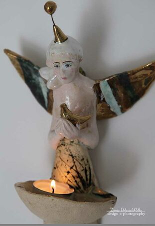 ANIOŁ-ŚWIECZNIK TURMALINOWY   ZE ZŁOTYM  PTASZKIEM W DŁONIACH