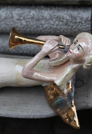 ANIOŁ TURMALINOWY ZE ZŁOTĄ  TRĄBKĄ