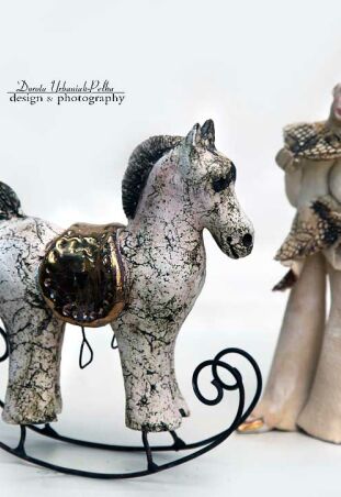 KOŃ ZE ZŁOTYM SIODŁEM