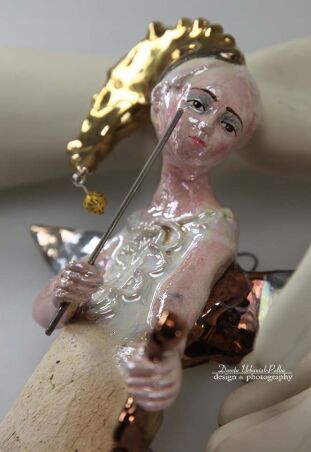 ANIOŁ  TURMALINOWY  Z MIEDZIANYMI SKRZYPCAMI